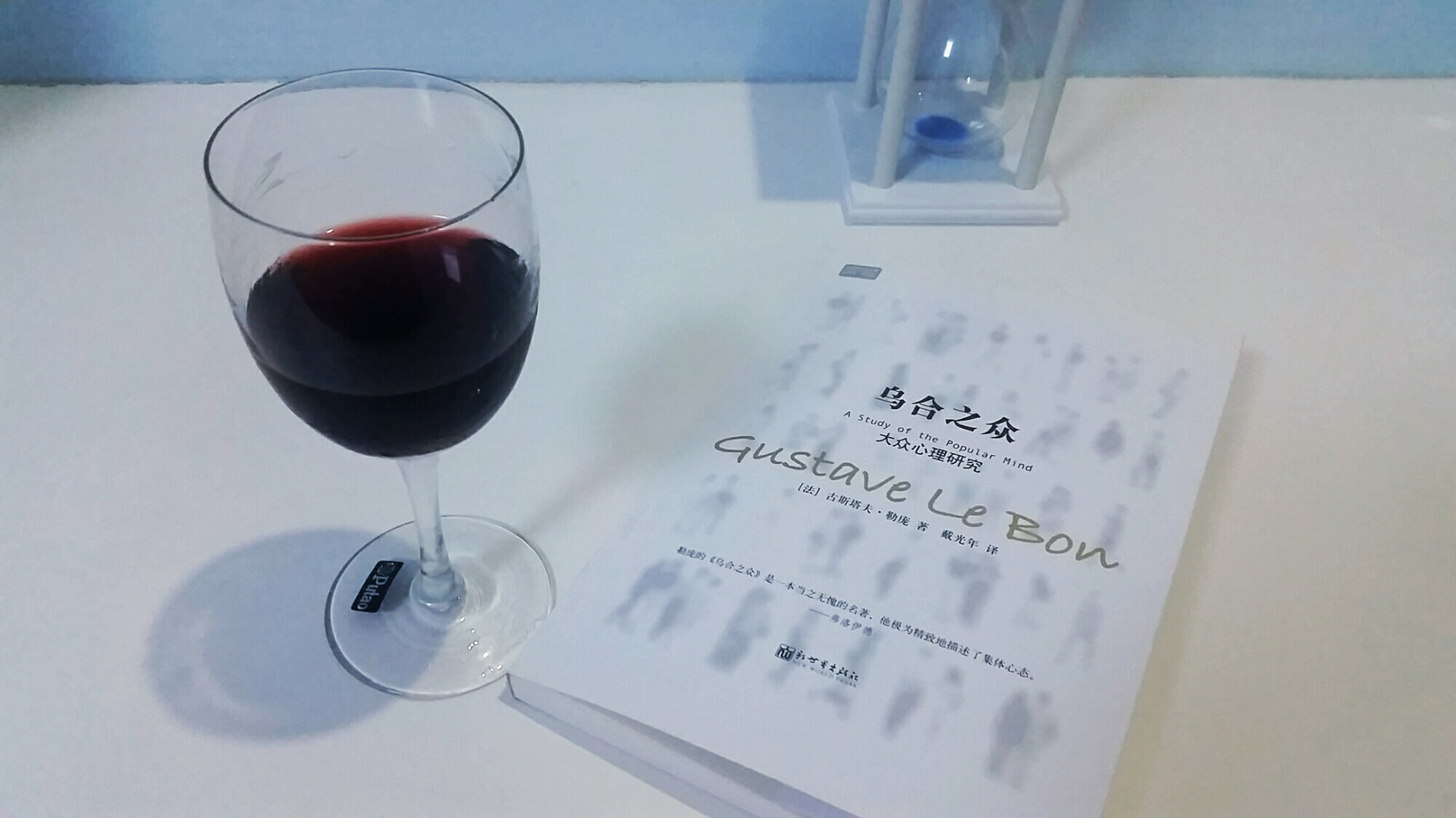 一杯酒,一本书……                        标签:感慨看书红酒