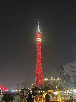乘船珠江夜游，红色的广州塔分外妖娆！